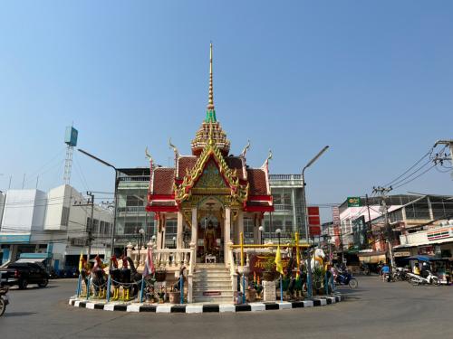ศาลท่านพ่อพระยาพิชัยดาบหัก x สถานีรถไฟพิชัย
